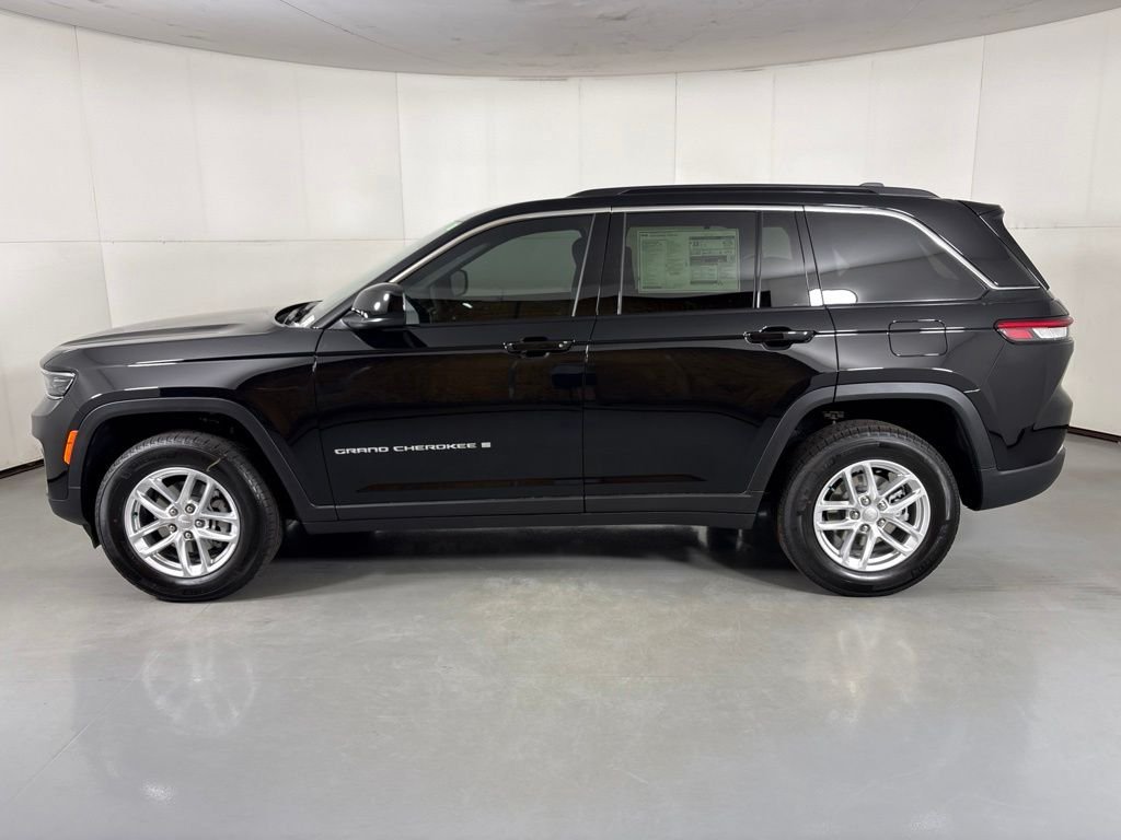 New 2026 Diamond Black Crystal Pearl-Coat Exterior Paint Jeep Laredo image 5