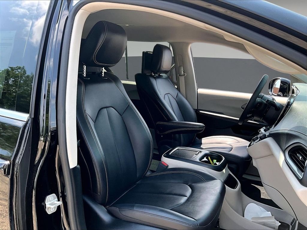 Used 2024 Black Chrysler Touring L image 33
