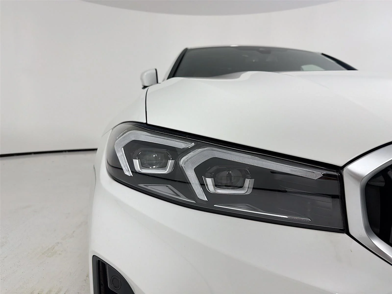 Used 2024 Alpine White BMW 330i image 27