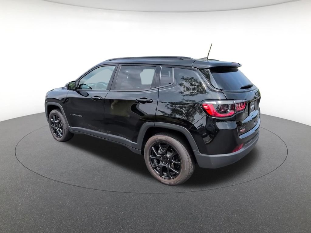 Certified Used 2023 Diamond Black Jeep Latitude image 11