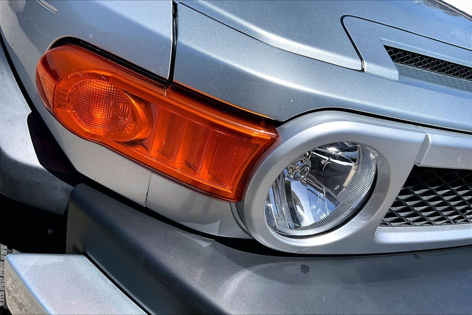 Used 2008 White / Titanium Metallic Toyota  image 26