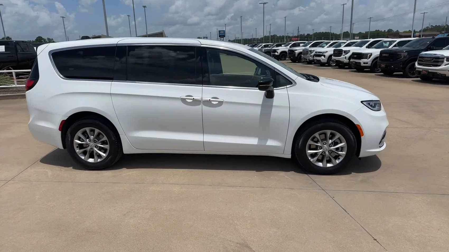 Used 2026 Bright White Clearcoat Chrysler Limited image 2