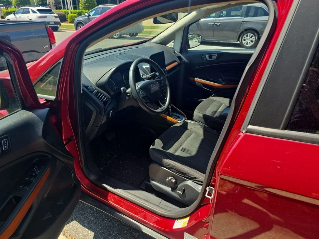 Used 2021 Red Ford SE image 12