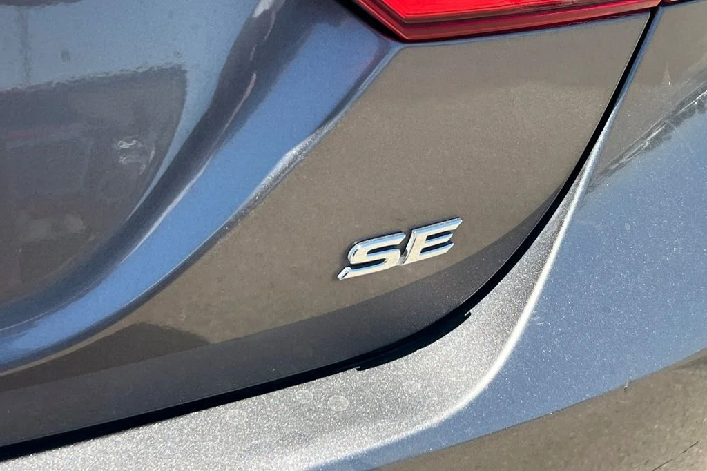 Used 2018 Gray Toyota SE image 9