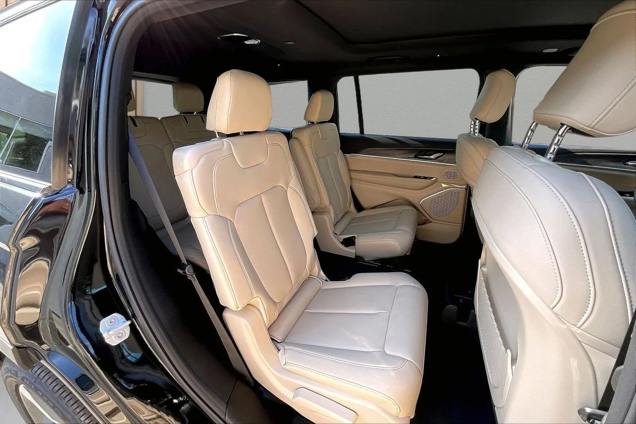 New 2026 Diamond Black Crystal Pearl-Coat Exterior Paint Jeep Limited image 19