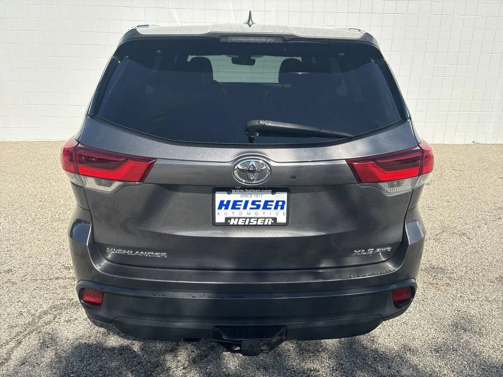 Used 2018  Toyota SE image 12