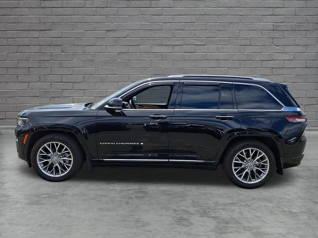 Used 2023 Diamond Black Crystal Pearlcoat Jeep Summit Reserve image 7
