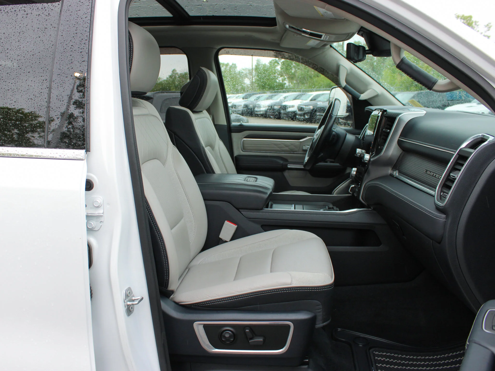 Certified Used 2022 White RAM Limited * No Accidents | HEMI V8 | Trailer Tow | Adaptive Cruise | Apple CarPlay | Bedliner image 24