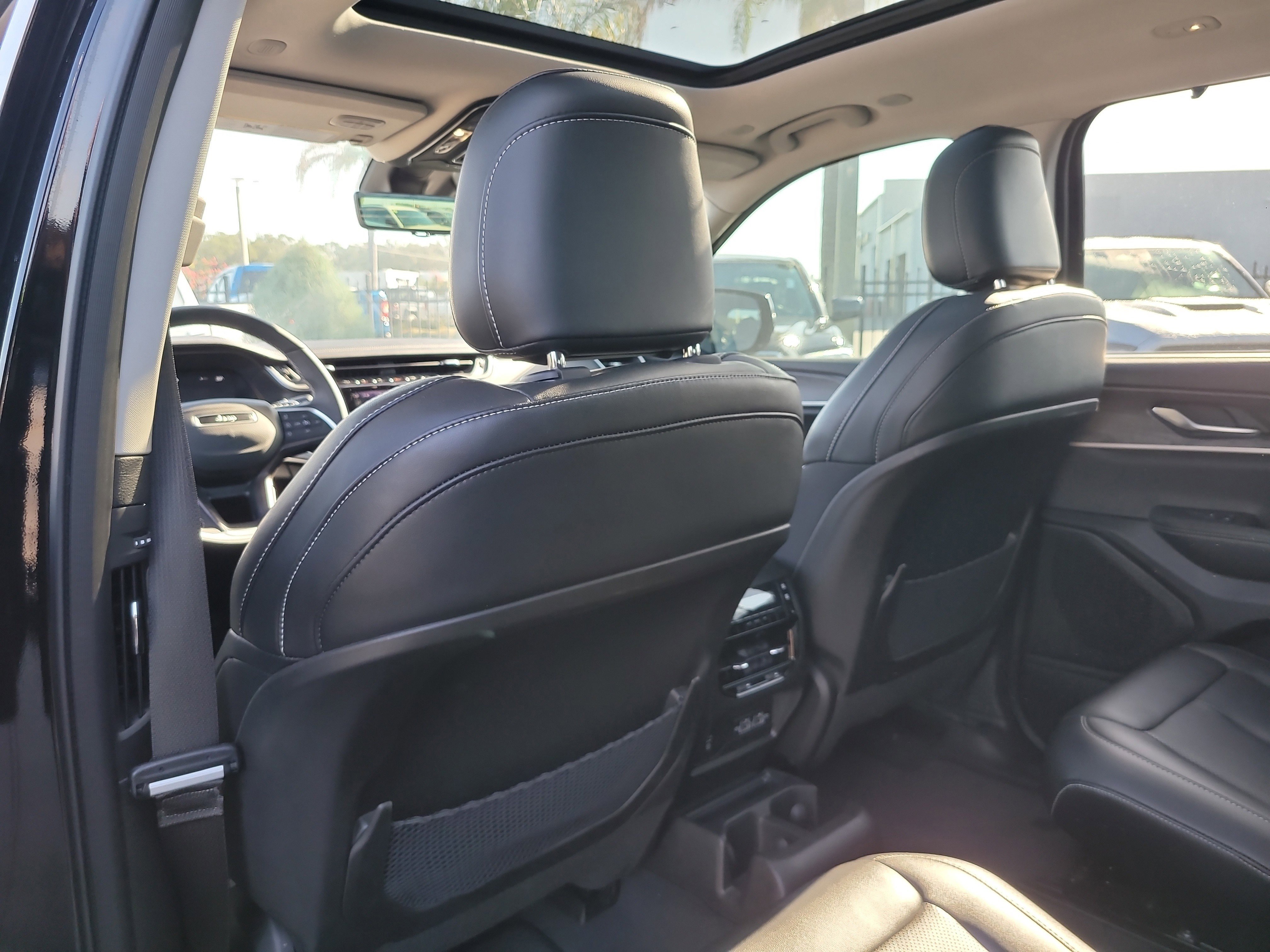 Used 2023 Diamond Black Crystal Pearlcoat Jeep Limited image 13