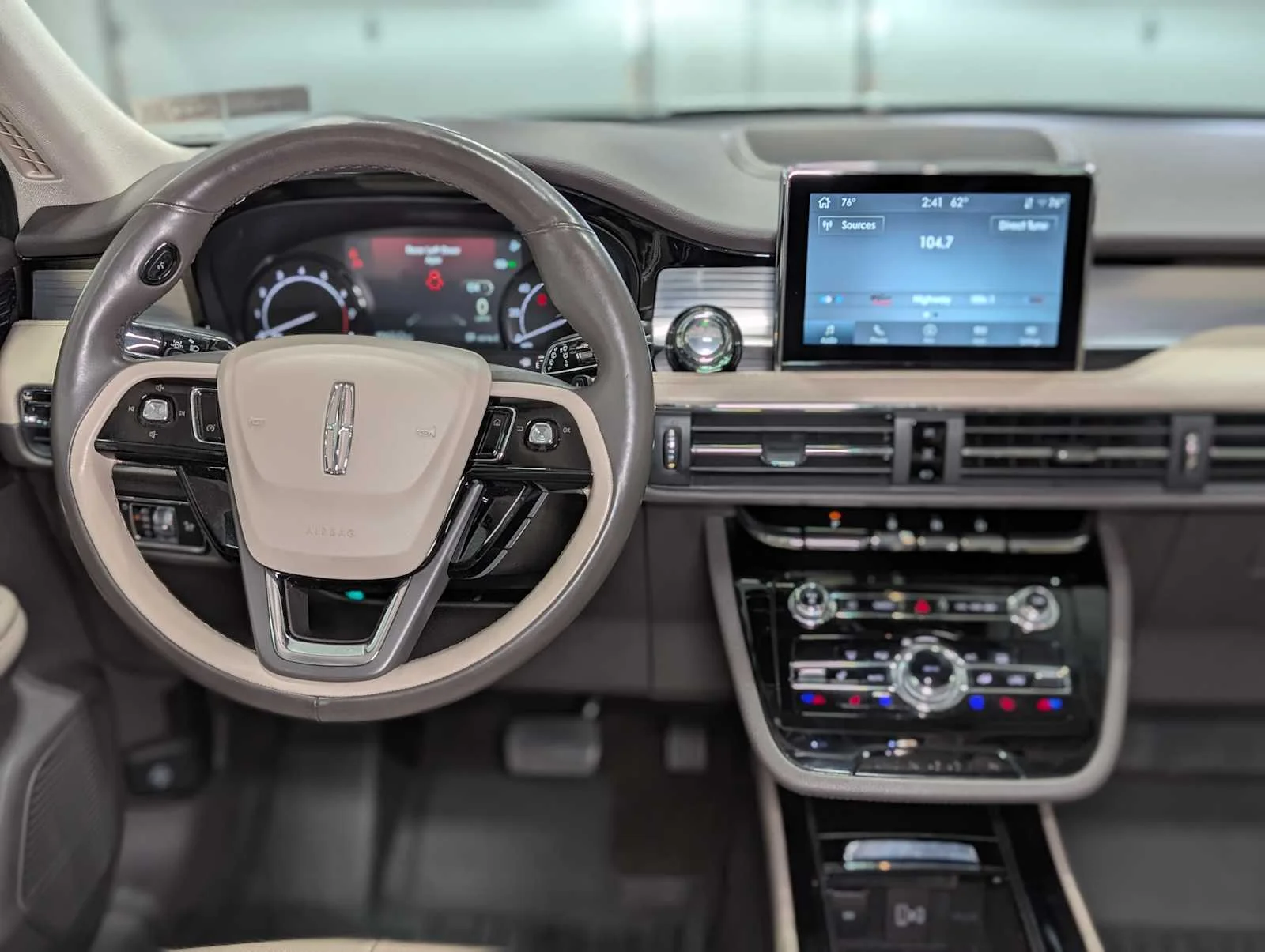 Used 2022 Pristine White Metallic Tri-Coat Lincoln Standard image 5