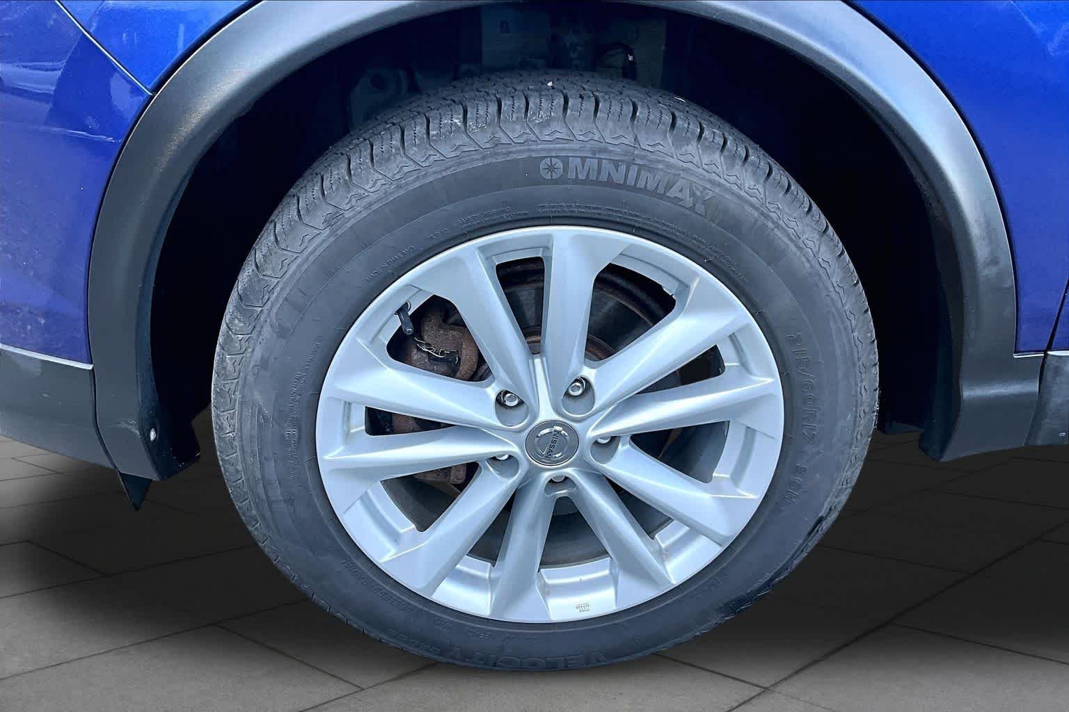 Used 2018 Caspian Blue Nissan SV image 11