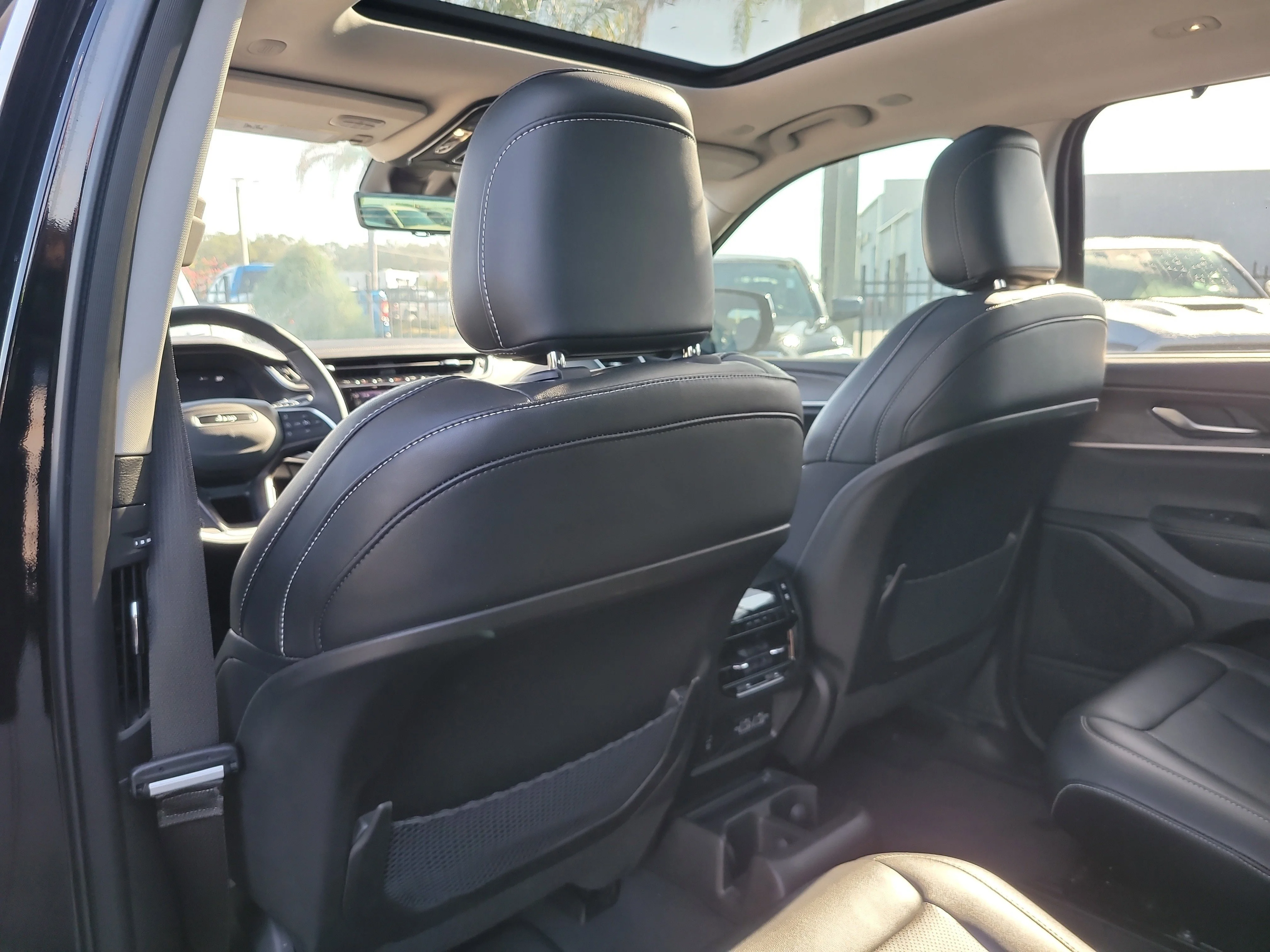 Used 2023 Diamond Black Crystal Pearlcoat Jeep Limited image 13
