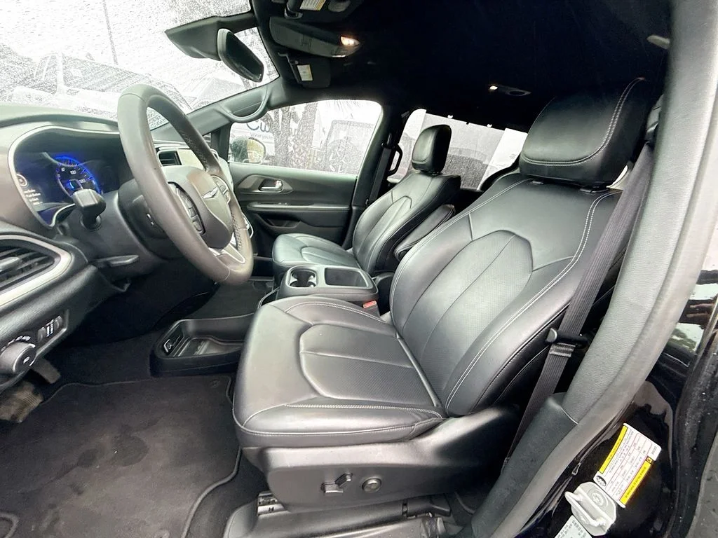 Used 2025 Black Chrysler Select image 23