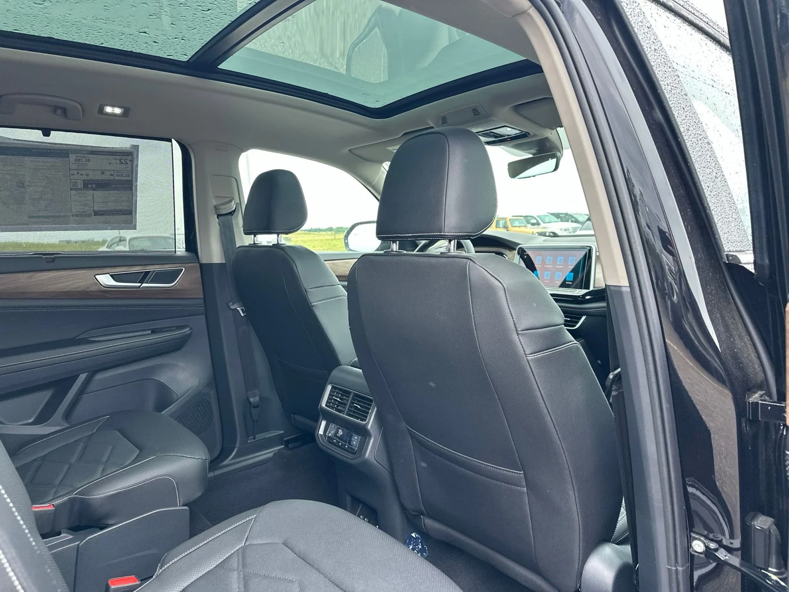 New 2026 Black Volkswagen 2.0T SE w/Technology image 32