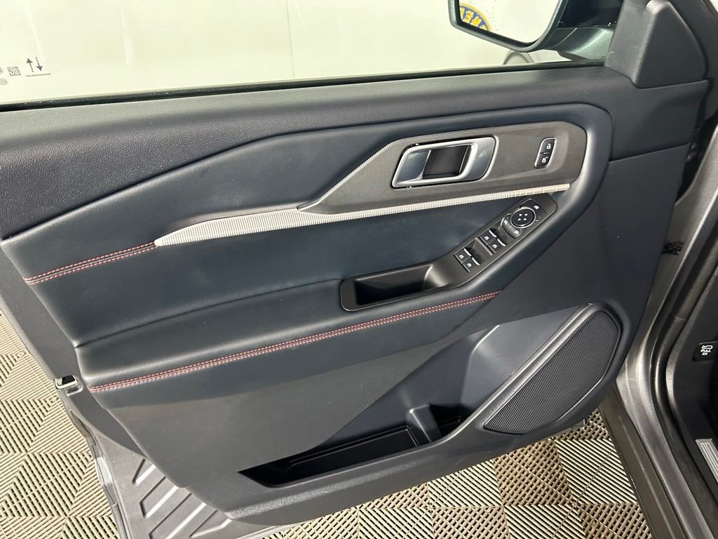 Used 2025 Gray Ford ST-Line image 12