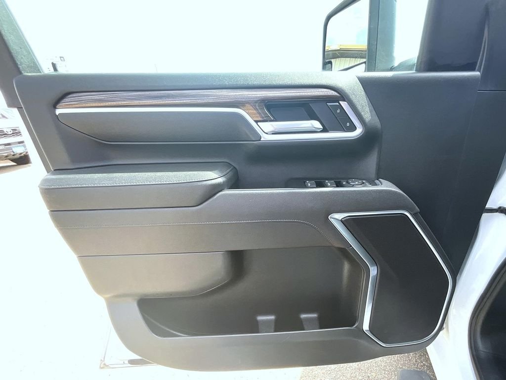 Used 2025 White Chevrolet LT image 9