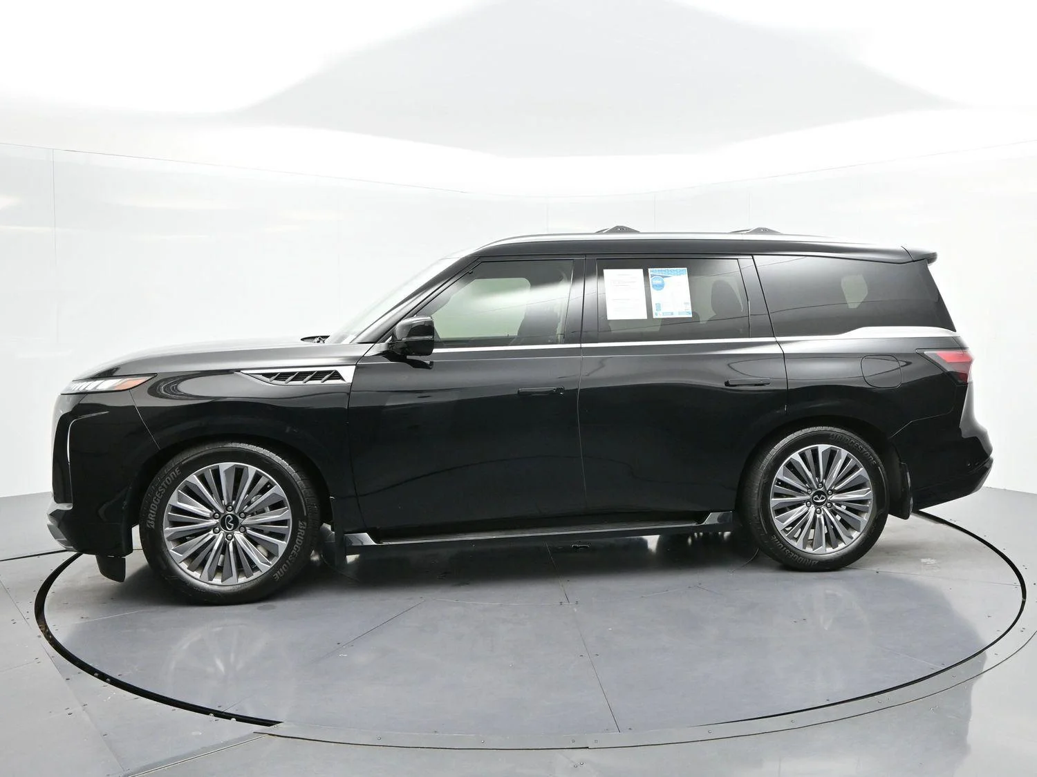 Used 2025 Black Obsidian INFINITI LUXE image 4