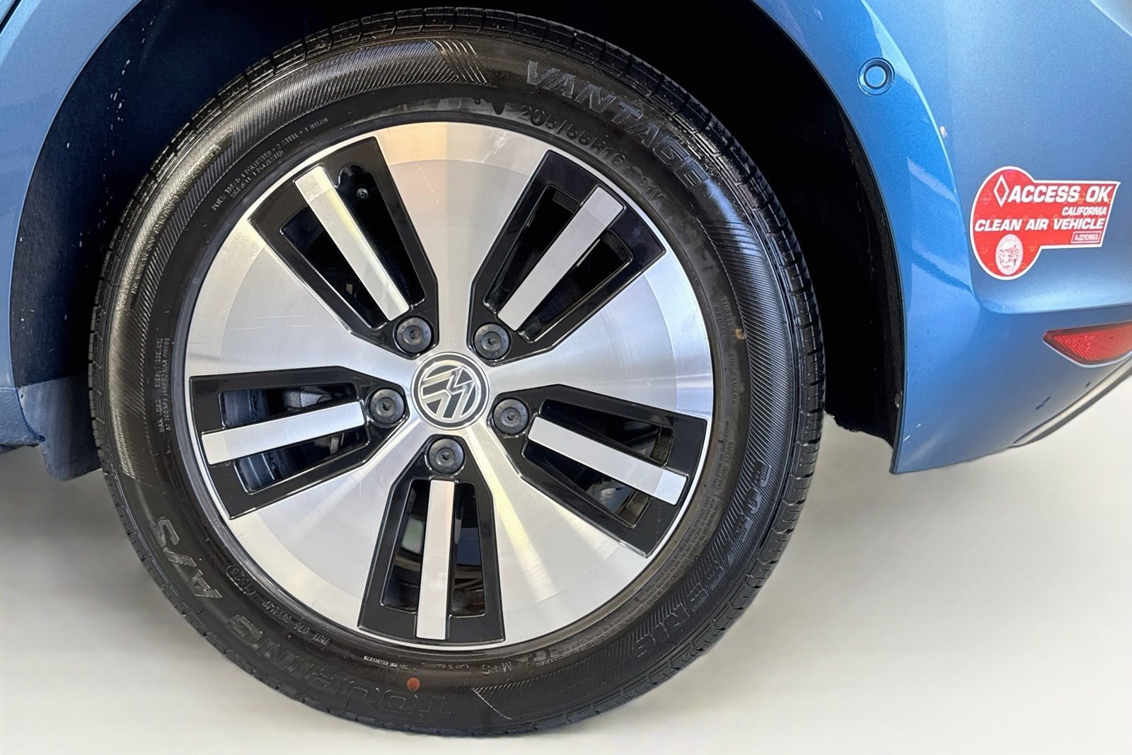 Used 2016 Pacific Blue Volkswagen SEL Premium image 29