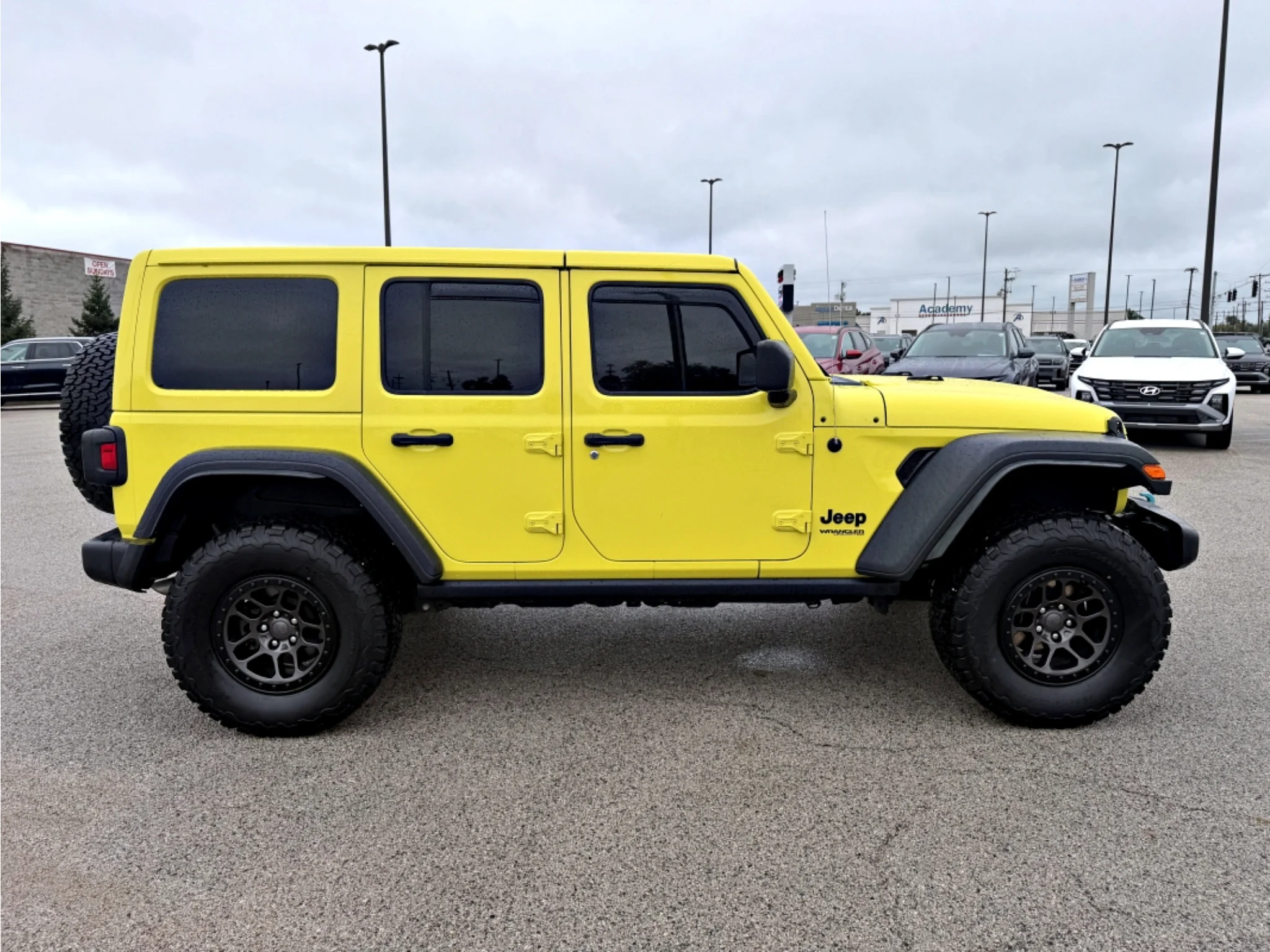 Used 2022 High Velocity Clearcoat Jeep Unlimited High Tide image 5