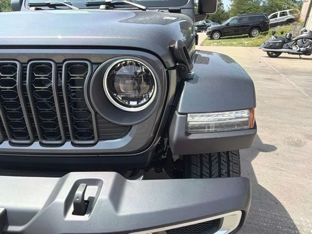 New 2026 Granite Crystal Metallic Clearcoat Jeep Sahara image 9