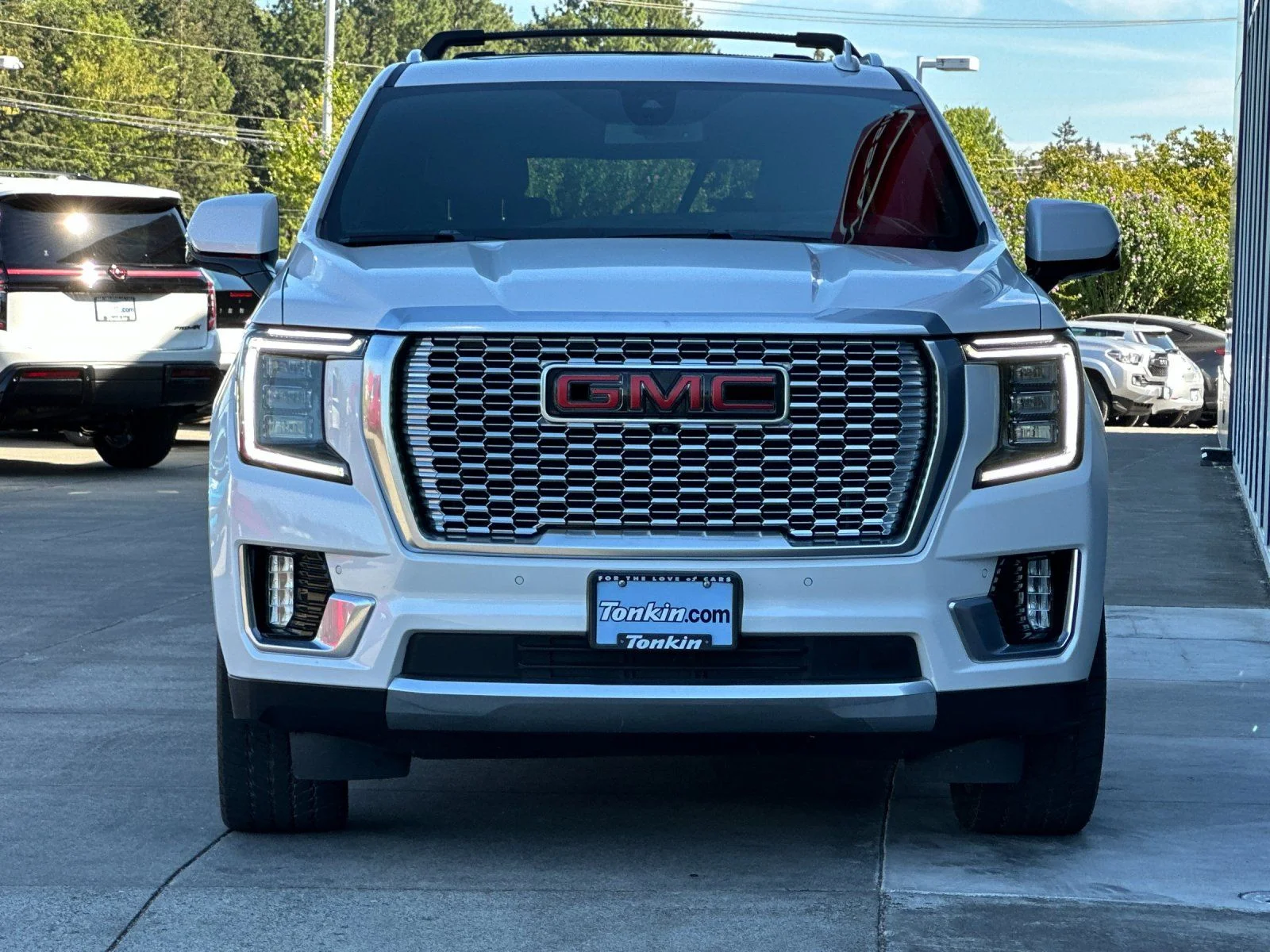 Used 2022 White Frost Tricoat GMC Denali image 8