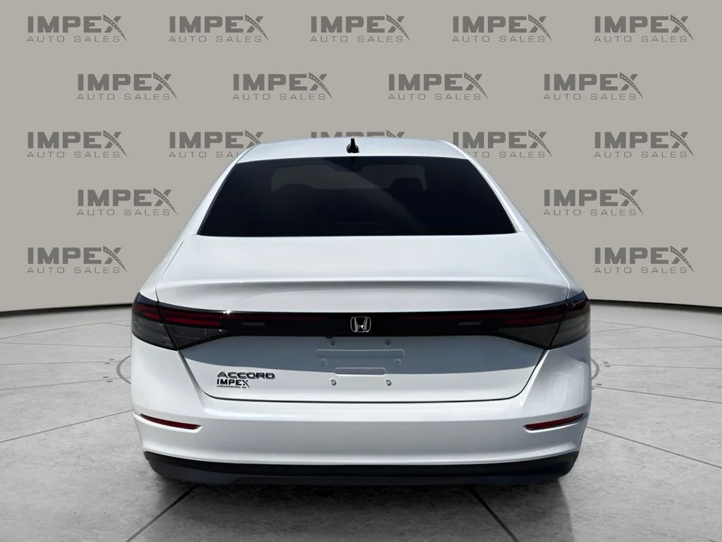 Used 2025 White Honda SE image 4