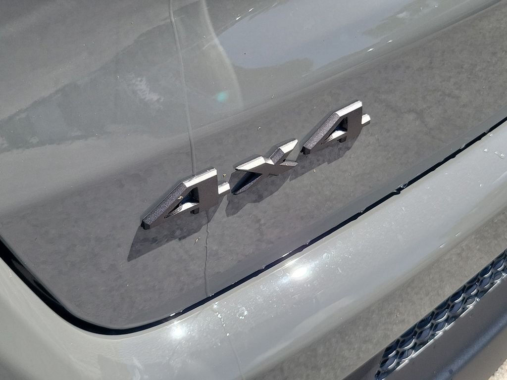 New 2026 Sting-Gray Clearcoat Jeep Latitude image 6
