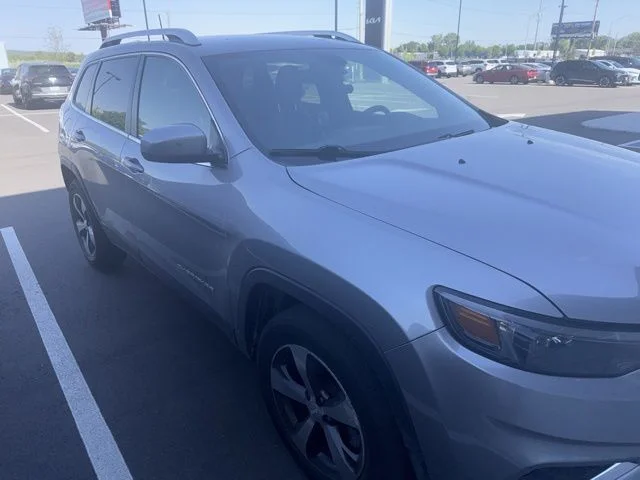 Used 2019 Silver Jeep Limited image 3