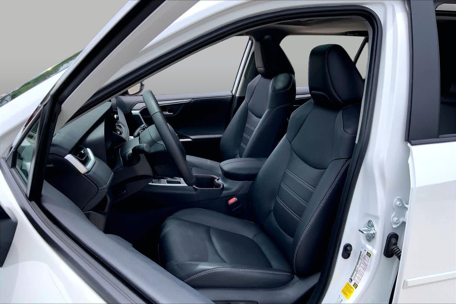 Used 2025 Wind Chill Pearl Toyota Limited image 8