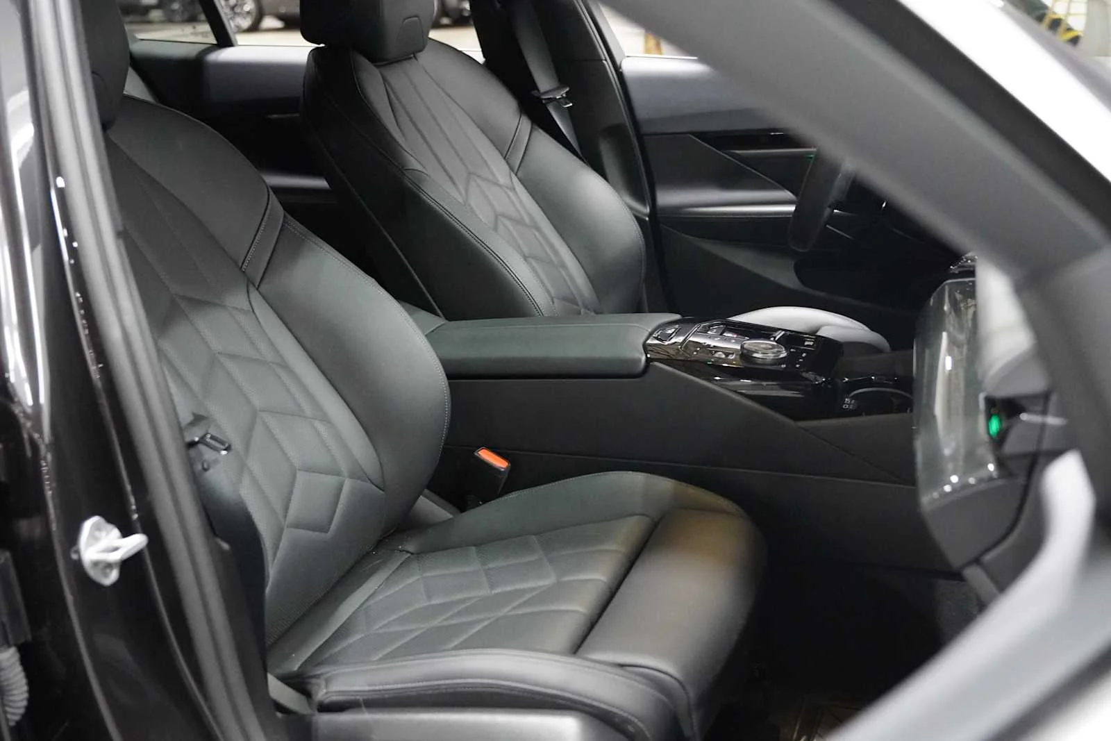 Used 2025 Dark Graphite Metallic BMW 530i image 11