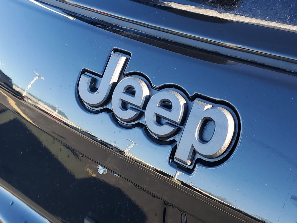 New 2026 Diamond Black Crystal Pearlcoat Jeep Latitude image 5