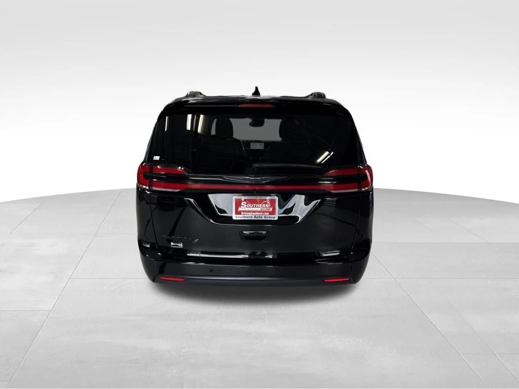 Used 2025 Black Chrysler Limited image 4