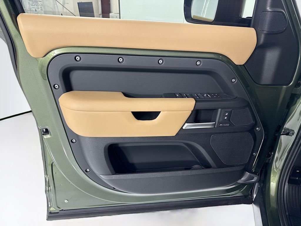 New 2026 Woolstone Green Land Rover X-Dynamic SE image 25