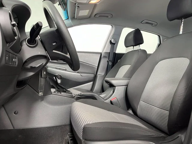 Used 2019 White Hyundai SE image 17