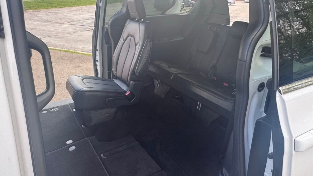 Used 2025 White Chrysler Select image 30