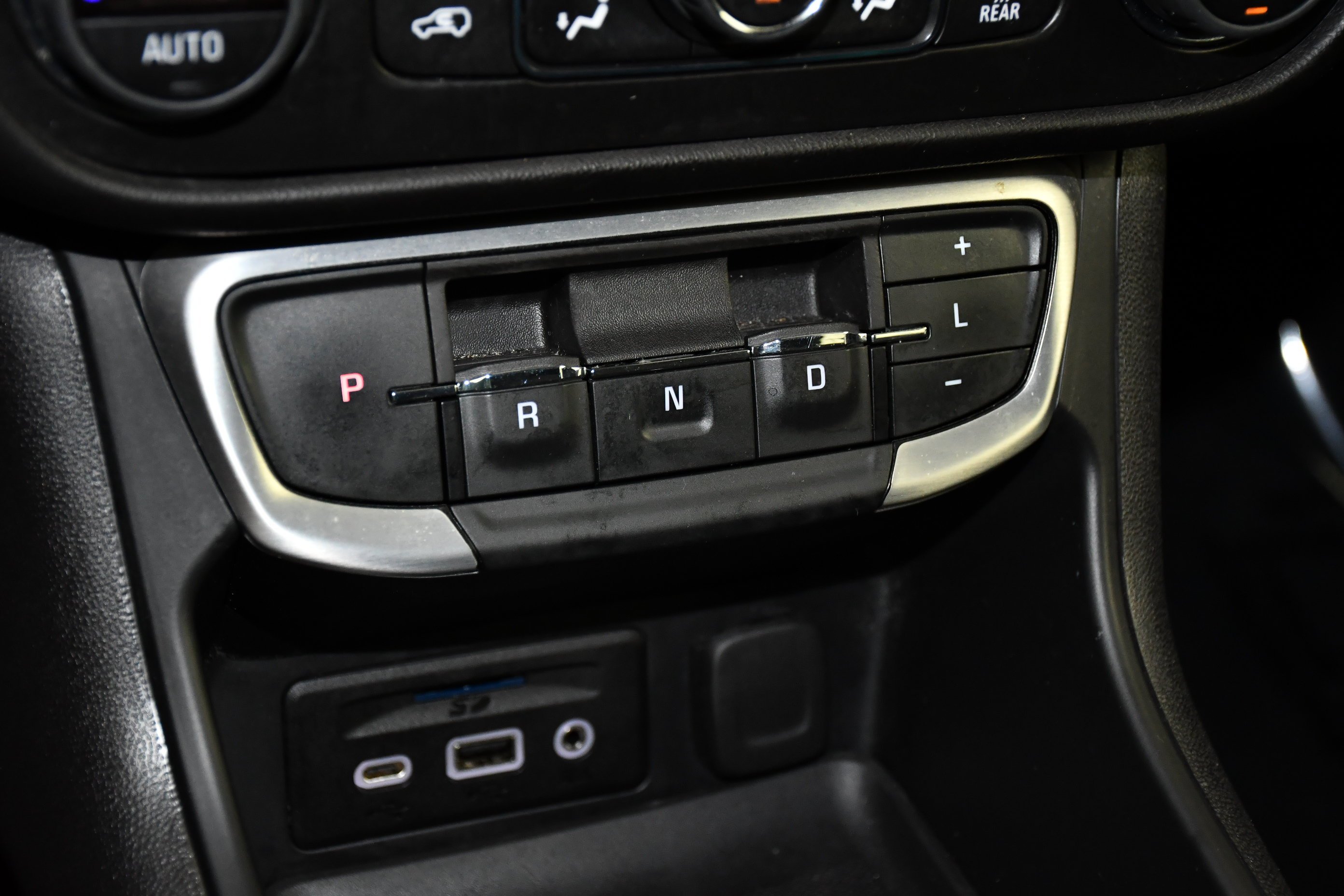 Used 2024 Sterling Metallic GMC SLT image 31