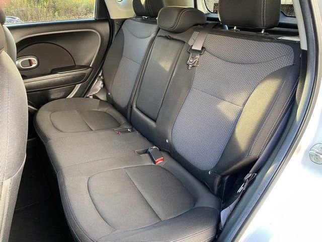 Used 2019  Kia + image 17