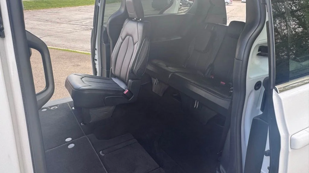 Used 2025 White Chrysler Select image 30