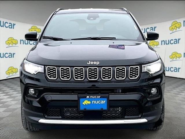 New 2026 Diamond Black Crystal Pearl-Coat Exterior Paint Jeep Limited image 2