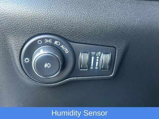 Used 2022 Bright White Clea Jeep Latitude image 17