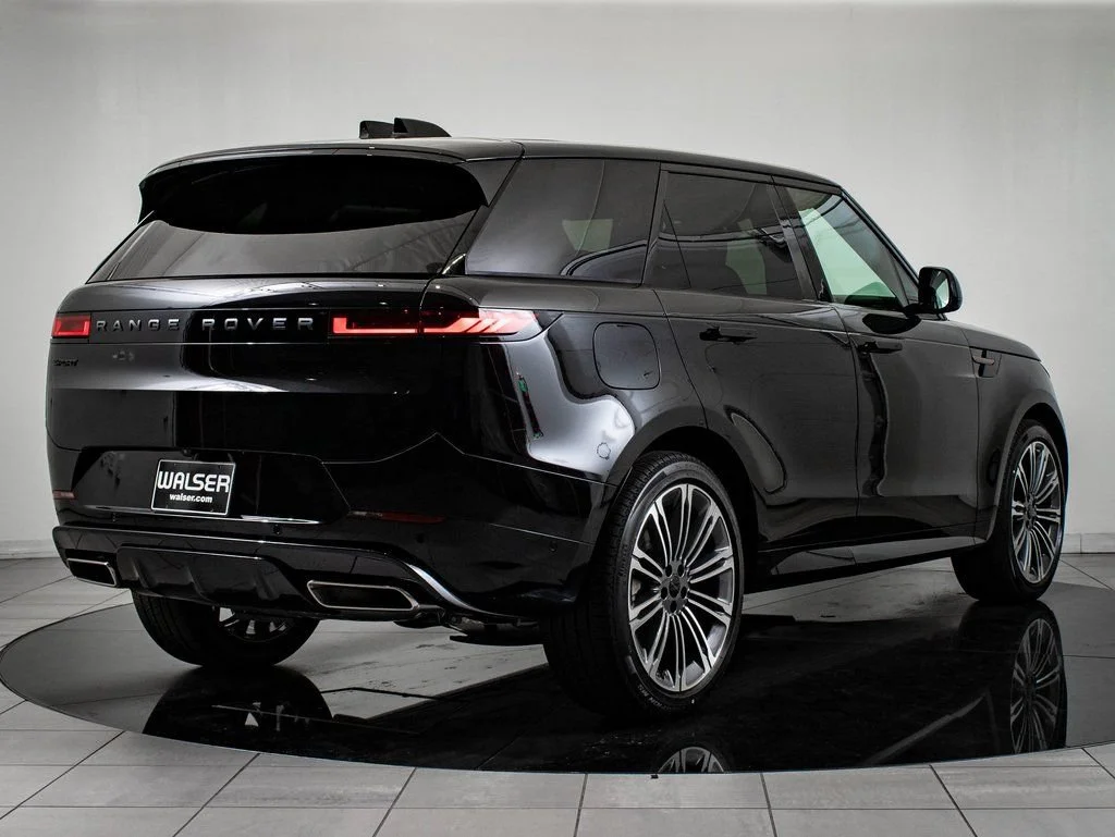 New 2026 Santorini Black Metallic Land Rover Dynamic SE image 10