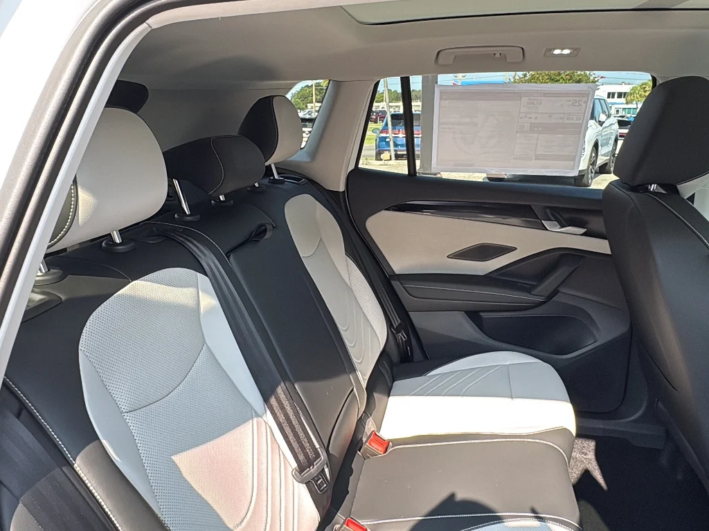 2025 Volkswagen Tiguan SE - Photo 10
