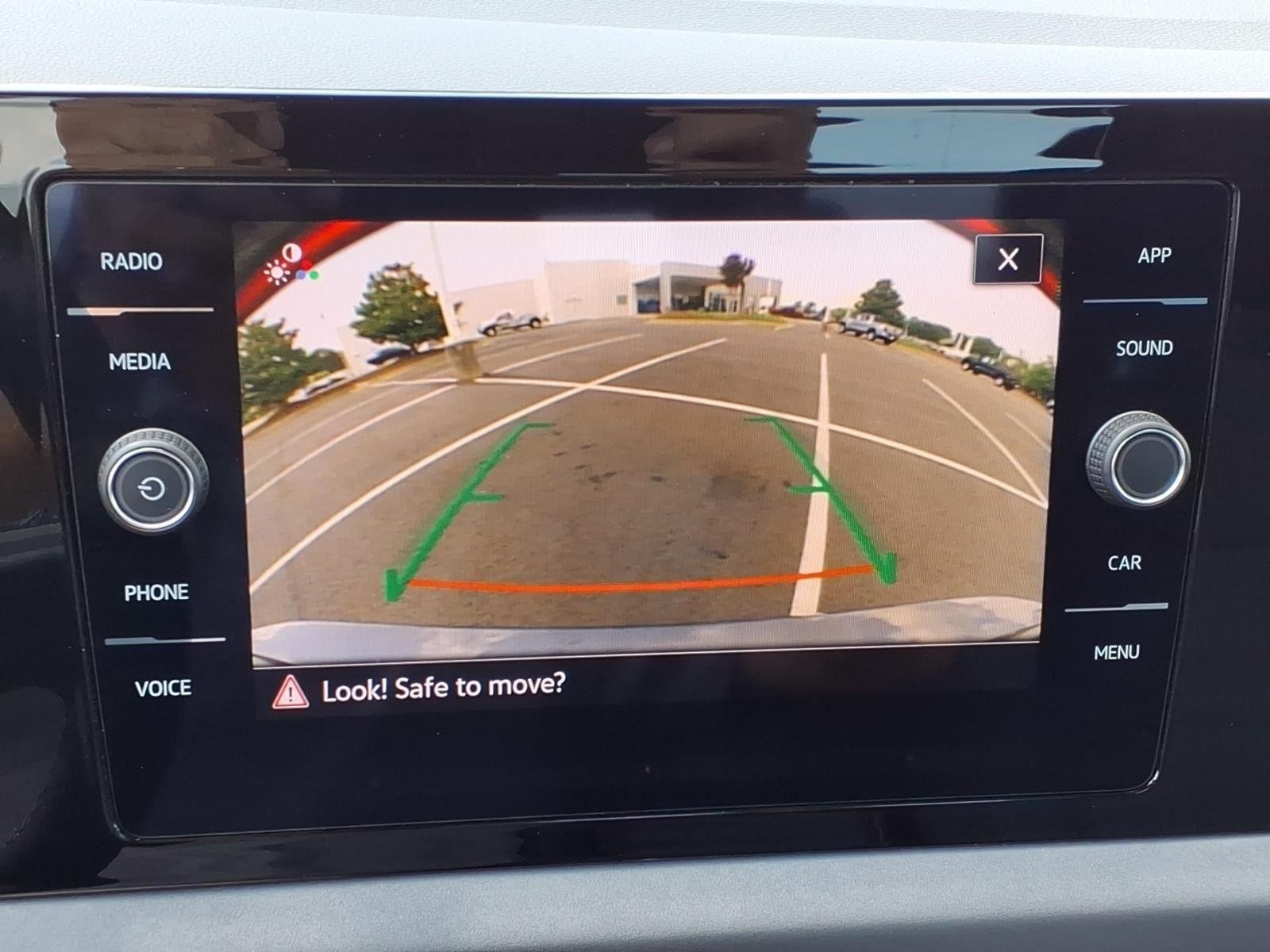Used 2025  Volkswagen SE image 4