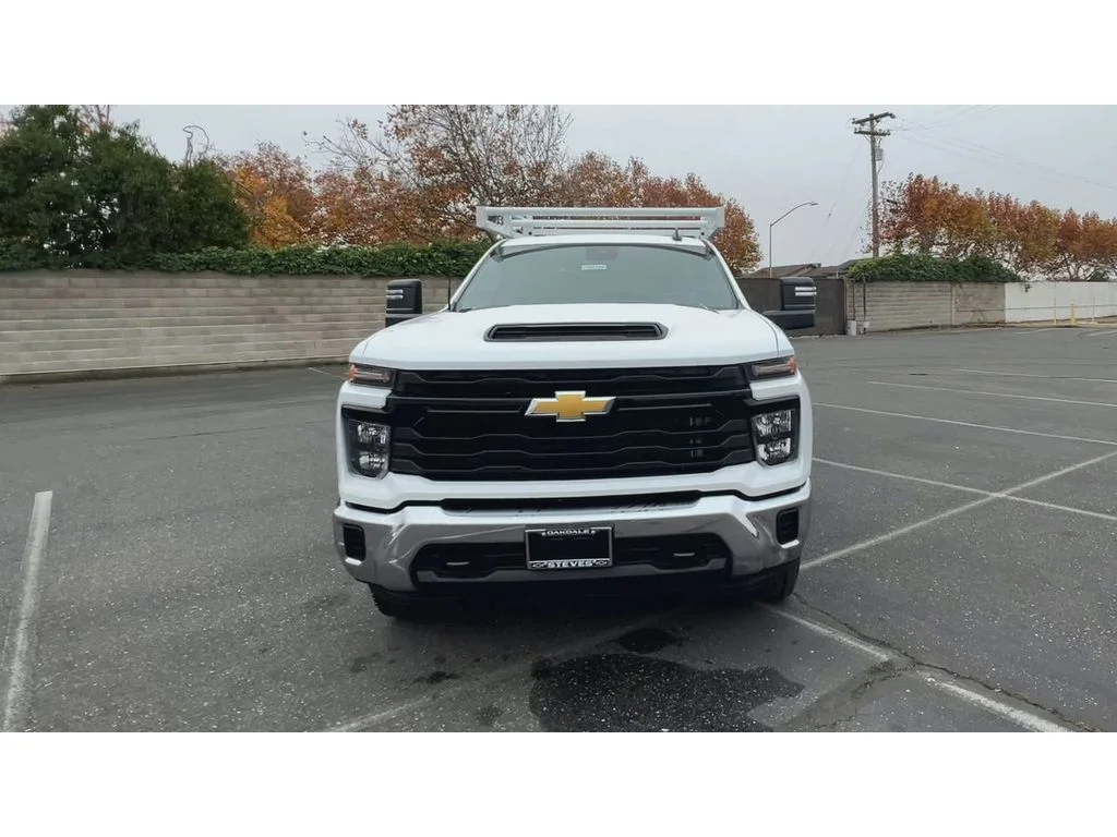 New 2026 Summit White Chevrolet WT image 4