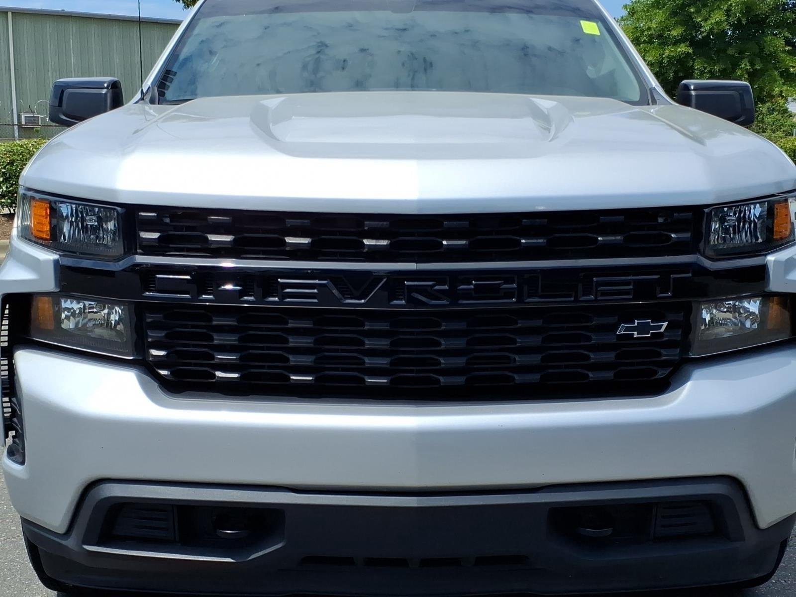 Used 2021 Silver Ice Metallic Chevrolet Custom image 15