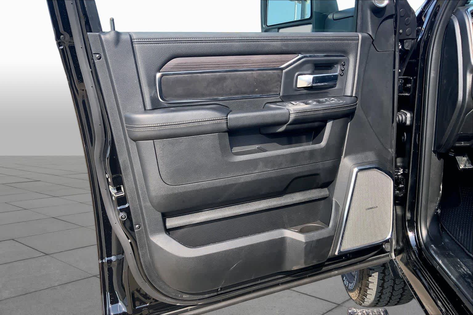 New 2026 Diamond Black Crystal Pearl-Coat Exterior Paint RAM Laramie image 10