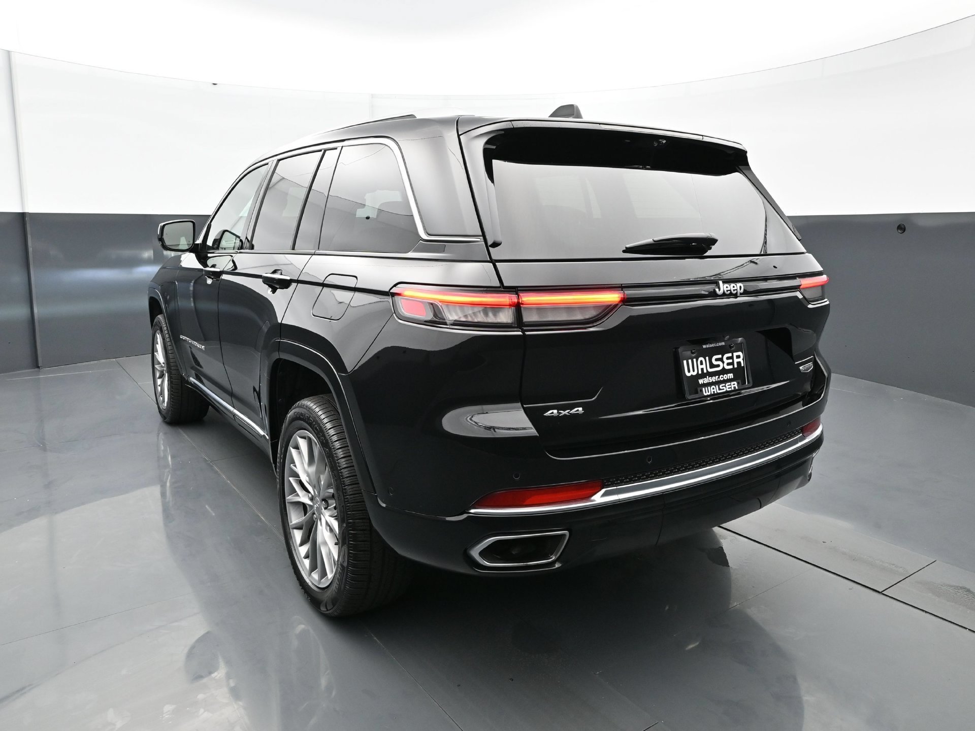 Used 2023 Diamond Black Crystal Pearlcoat Jeep Summit image 5