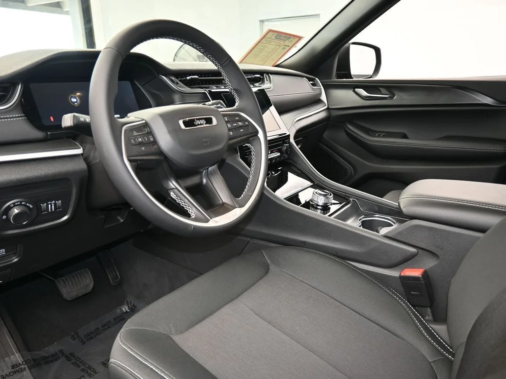 2025 Jeep Grand Cherokee Laredo - Photo 12