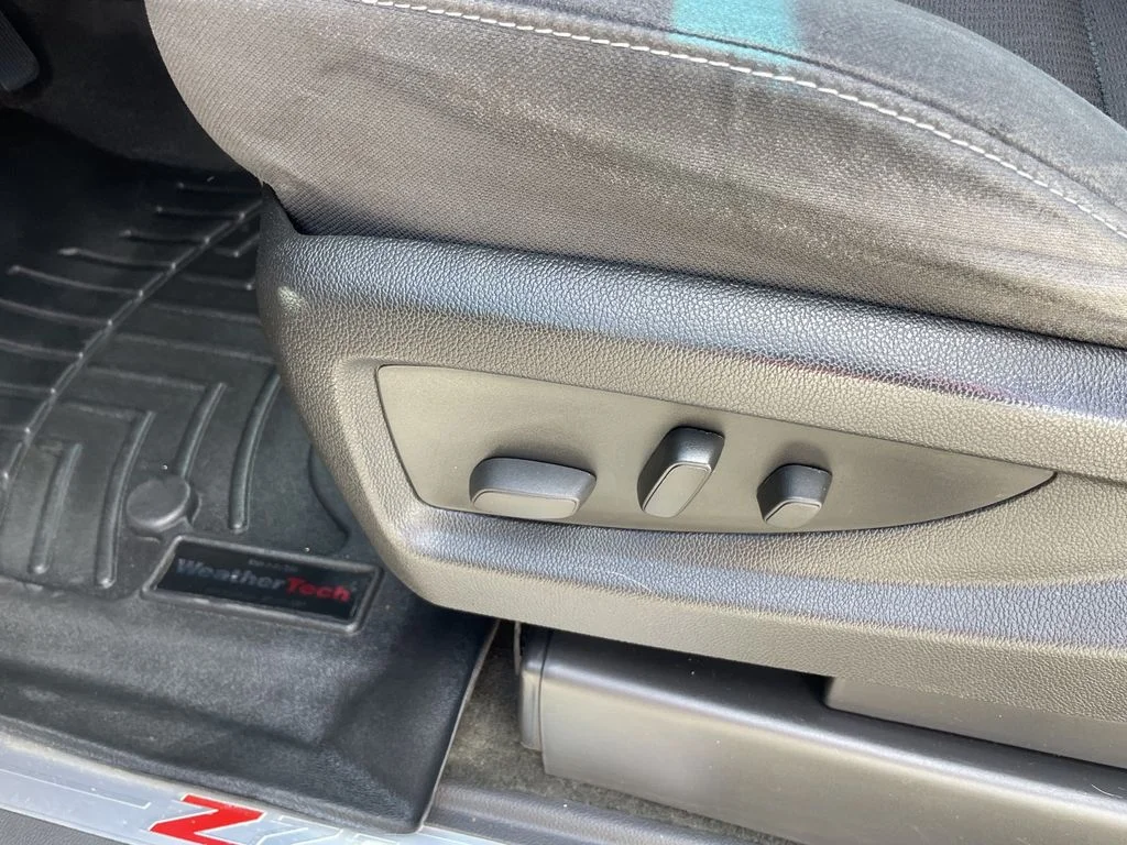 Used 2014 Silver Ice Metallic Chevrolet LT image 16