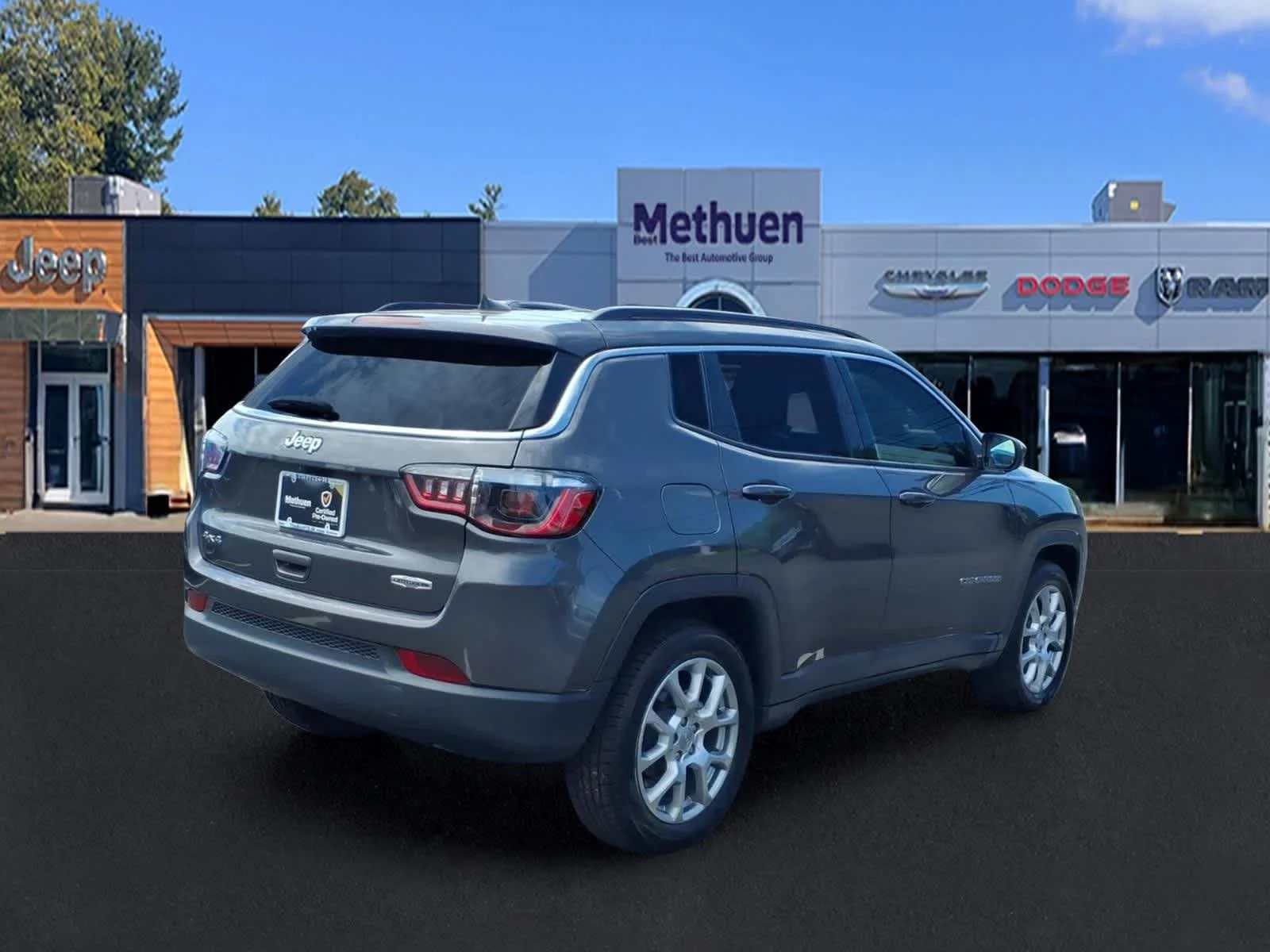 Used 2022 Granite Crystal Metallic Clearcoat Jeep Latitude Lux image 4